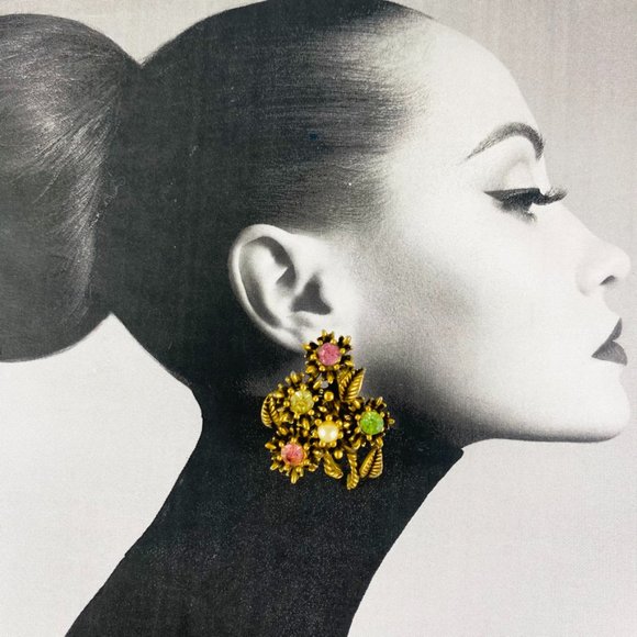 Beautiful Vintage Posies and leaves screw back earrings with pastel rhinestones - Picture 1 of 6